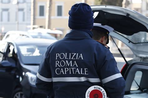 Colpi Di Pistola Al Prenestino Auto Pirata Travolge Un Vigile Che