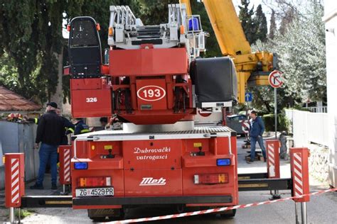 FOTOGALERIJA Zbog Sigurnosti Se U Orsanu Uklanjaju Stabla DuList