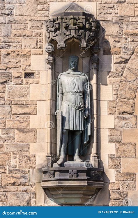 Robert the Bruce Statue on Castle Gatehouse, Edinburgh, Scotlan Stock ...