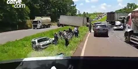 Gravíssimo acidente na BR 467 envolve 4 caminhões e 6 veículos e pista