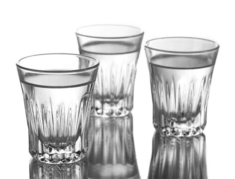 Tres Vasos De Vodka Aislado En Blanco Foto Premium