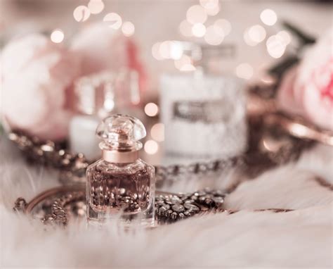 7 Feminine Fragrances to Put on Your Holiday Wishlist - Lizzie in Lace