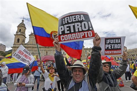 Al Grito De Fuera Petro Los Colombianos Protestan Contra El