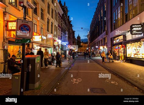 Amsterdam Pays Bas 12 Octobre 2021 Vue Sur La Rue Le Soir à