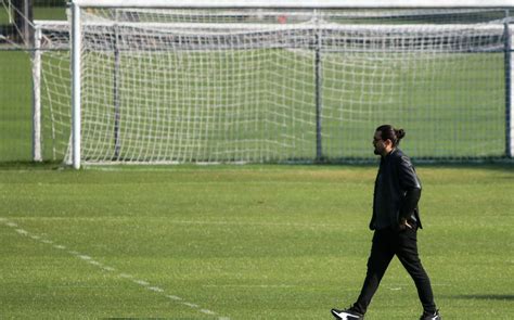 Afición de Chivas explota contra Amaury Vergara