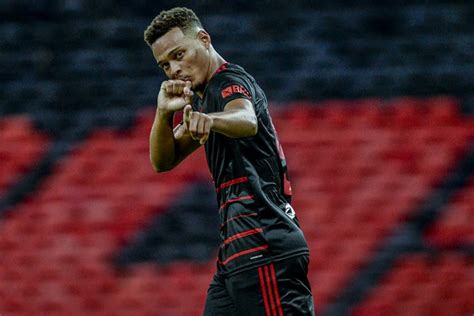 Após recusa do Flamengo clube inglês volta à carga e prepara nova