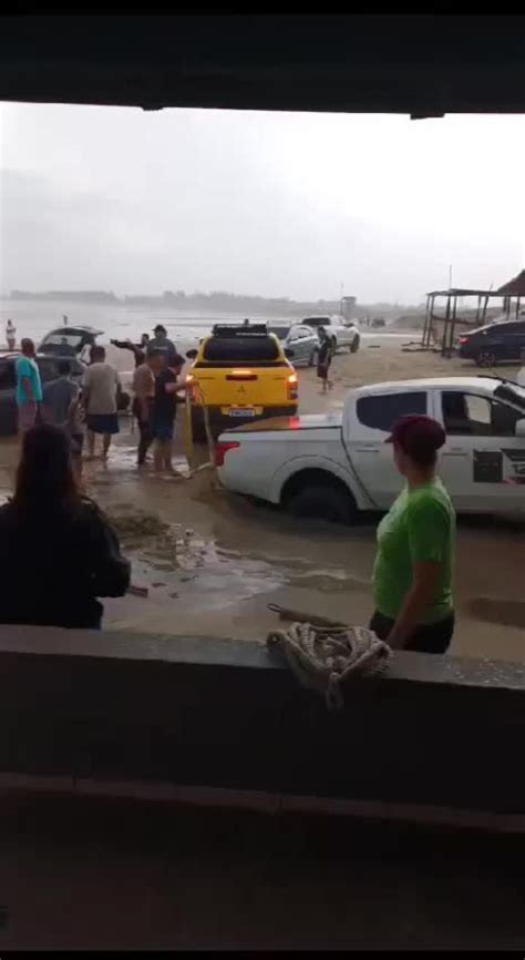 VÍdeos Ventos De Quase 100 Kmh E Tsunami Assustador Tomam Conta Do