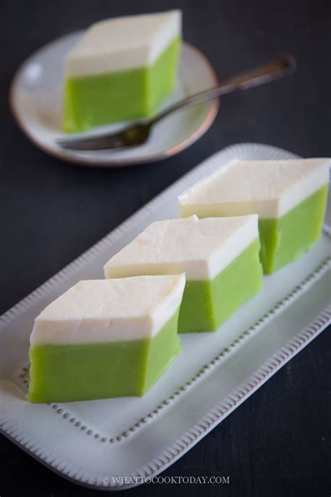 Kuih/Kue Talam Pandan (Steamed Coconut Pandan Cake)