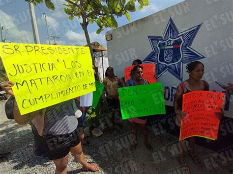 Se Manifiestan En Coyuca De Benítez Viudas De Los 13 Policías