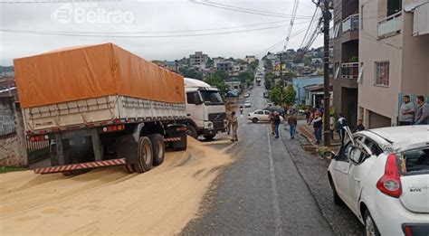 Caminhão desce rua desgovernado e atinge veículo estacionado