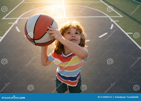 Fröhliche Kleine Junge Kind Spielen Basketball Auf Spielplatz