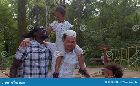 Jovem Homossexual Homossexual Masculina Fam Lia Gay Crian As A Filha Beija O Pai Amor