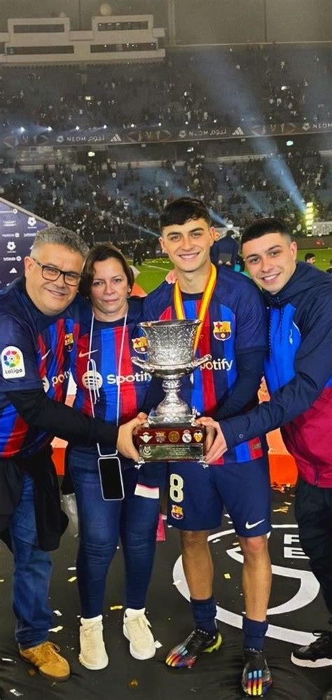 Foto da família de Pedri logo após a vitória do barça na supercopa