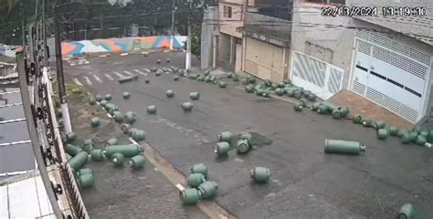 VÍDEO Botijões de gás caem de caminhão e rolam ladeira abaixo em SP