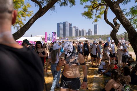 Tel Aviv Celebra Su Emblem Tica Marcha Del Orgullo Gay Con Una Participaci N Multitudinaria