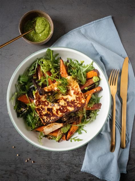 Salade Met Geroosterde Groenten Pesto En Halloumi Avocado Van De Duivel