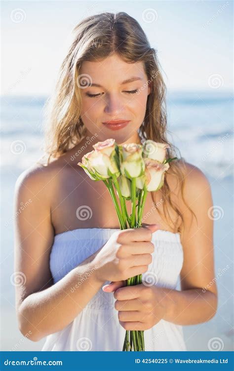 Belle Blonde Dans Les Roses Sentantes De Bain De Soleil Sur La Plage Image Stock Image Du