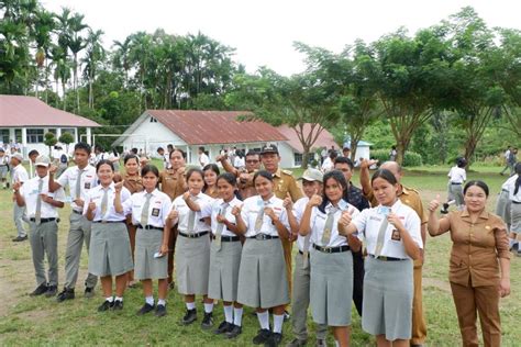 Camat Siempat Nempu Hilir Bagikan 70 KTP El Siswa SMA Negeri 1 Siempat