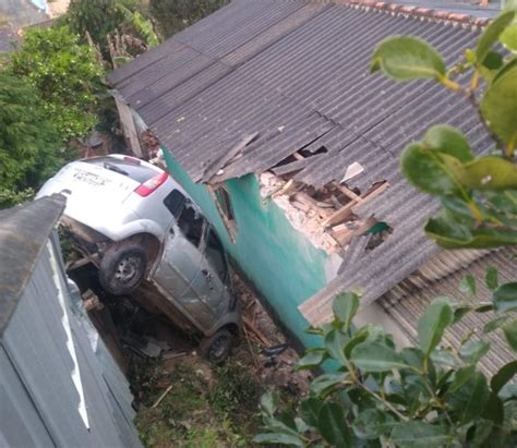 Condutora perde o controle da direção e cai veículo entre