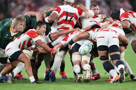 南アフリカ戦の後半、パスを：ラグビーw杯2019 日本代表の戦い 写真特集：時事ドットコム