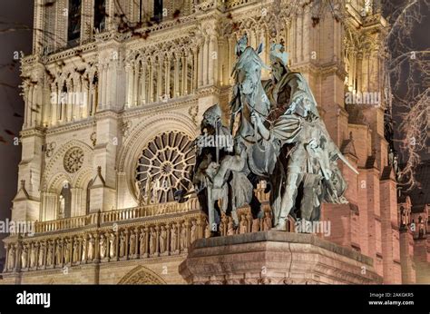 France Paris Ile De La Cité Notre Dame De Paris Statue De Charlemagne Dans Le Parvis Photo