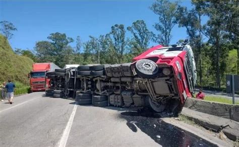 Acidente carreta interdita faixas na rodovia Fernão Dias em Cambuí