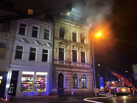 Feuer In Krefeld Einsatzkr Fte Retten Bewohner Und Finden Nebenan Drogen