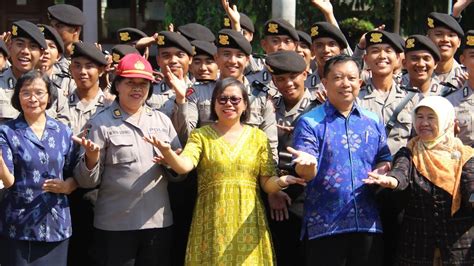 Siswa SPN Polda Bali Pentaskan Yel Kebanggaannya Di SMK N 3 Singaraja