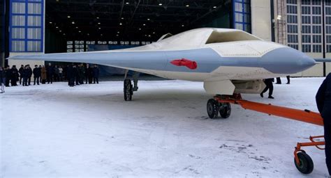 Sortie Datelier Du Drone De Combat Furtif Sukhoi S 70 Okhotnik