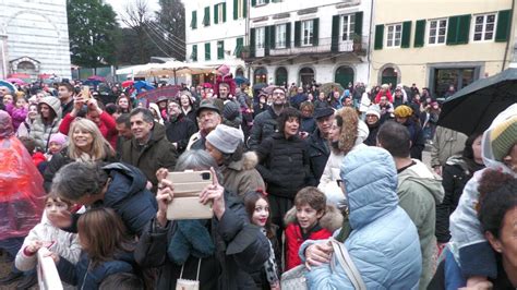 In Piazza San Francesco Tornata La Befana Volante Luccaindiretta