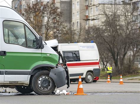 Accident Rutier Ntre O Ma In De Gunoi I O Autoutilitar Cu O