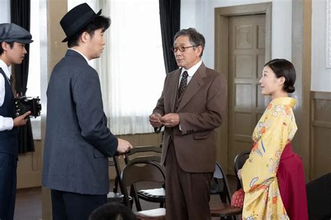 連続テレビ小説「虎に翼」第2週は「女三人寄ればかしましい？」。竹中次郎（高橋努）、穂高重親（小林薫）らと話す寅子（伊藤沙莉）（c）nhk