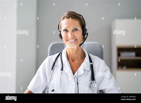 Medical Receptionist Phone Hi Res Stock Photography And Images Alamy