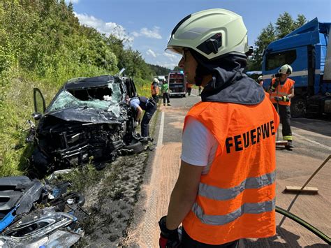 Schwerer Unfall Auf Der B31 Pkw Und Lkw Krachten Frontal Zusammen