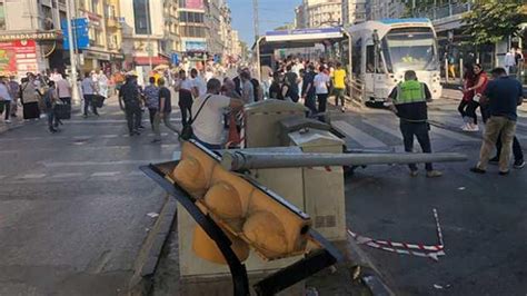 Fatih te tramvay durağındaki trafik ışıkları tramvay yoluna devrildi