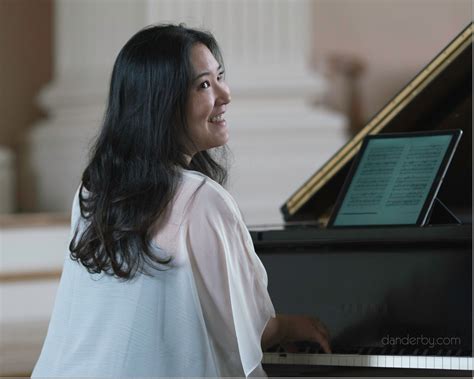 Biography — Yoon Lee Pianist