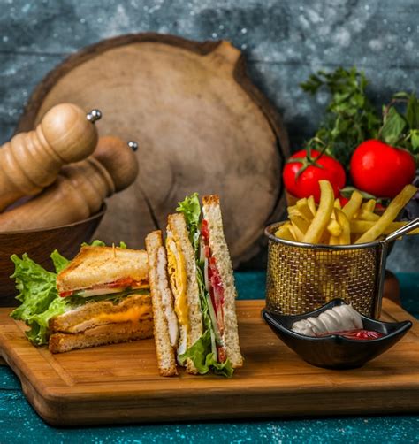 Club Sandwich Servi Avec Frites Mayonnaise Et Ketchup Sur Plateau En