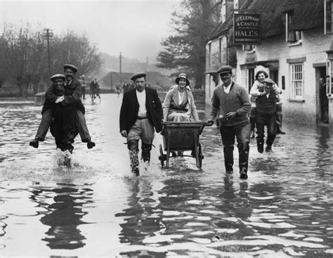 65 Photos Spanning Two Centuries Of Flooding In Britain Flood Old