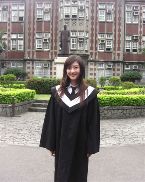 Loạt ảnh của hot girl gây sốt với clip chơi 3 nhạc cụ cùng lúc