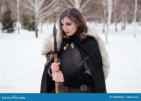 La Femme Est Guerrière Médiévale De L ère Viking Pendant L hiver Dans