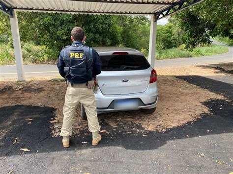 Suspeito Preso Carro Roubado Ap S Desobedecer Ordem De Parada E