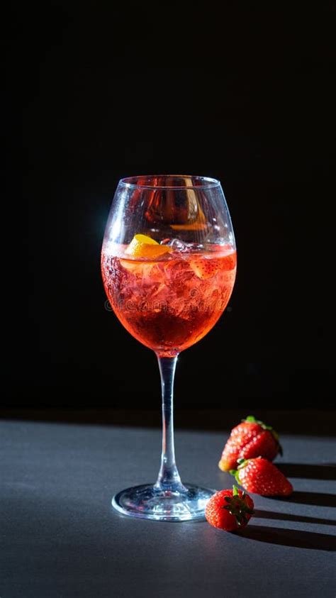 Aperol Spritz Und Rote Und Gelbe Aperitif Cocktails In Glas Mit Eis Auf