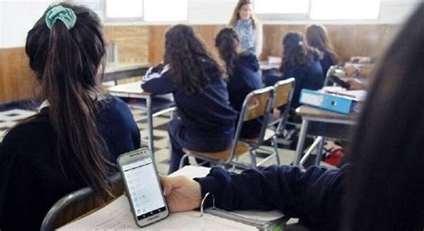 Proponen Prohibir A Estudiantes Rionegrinos El Uso De Celulares