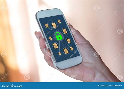 Concepto De La Protecci N De Datos En Un Smartphone Imagen De Archivo