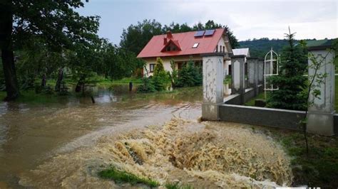 Podtopione domy zalana remiza i drogi Działa już kilkudziesięciu