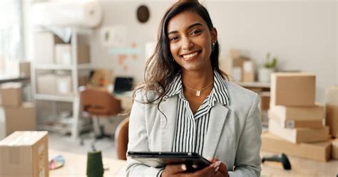 Mujer Y Tableta Retrato Feliz En La Oficina En El Trabajo Empresa De