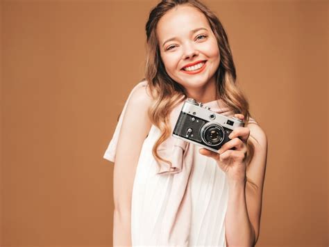 Retrato De Mujer Joven Alegre Tomando Fotos Con Inspiraci N Y Vestido