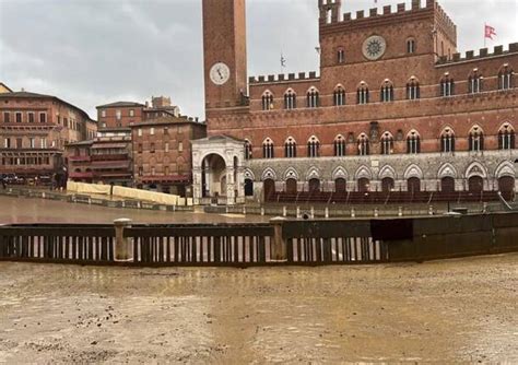 Palio Di Siena La Pioggia Annulla La Terza Prova E Mette A Rischio