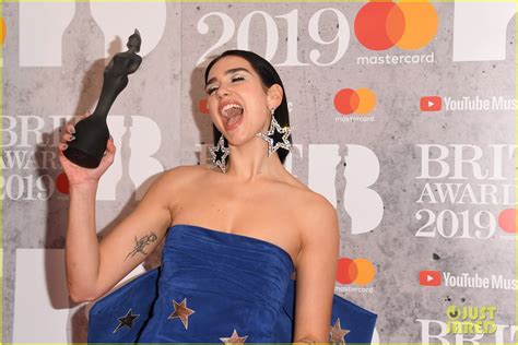 Photo Dua Lipa Performs One Kiss With Calvin Harris At Brit Awards