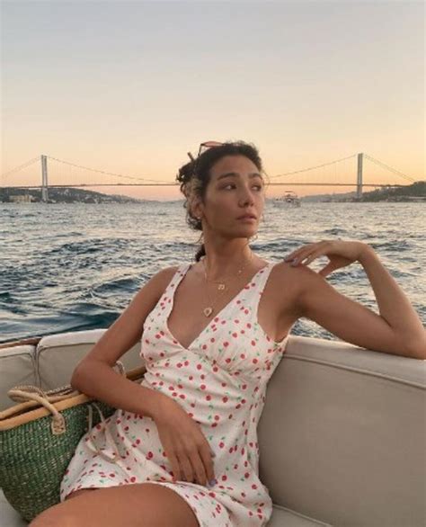 Aybüke Pusat ın mavi mayolu pozları sosyal medyayı salladı Magazin